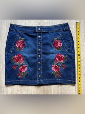 Inc Dark Blue Denim Button-Front Skirt with Pink Rose Embroidery. Size 16 New